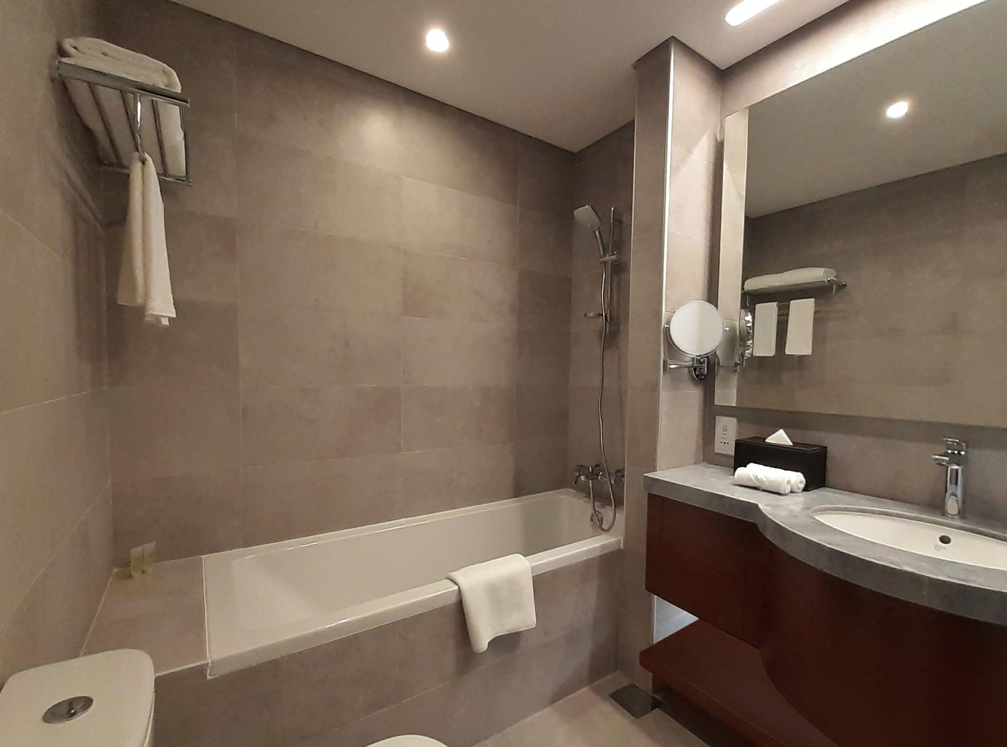 Somerset West Bay Doha Kültér fotó Bathroom of a hotel room