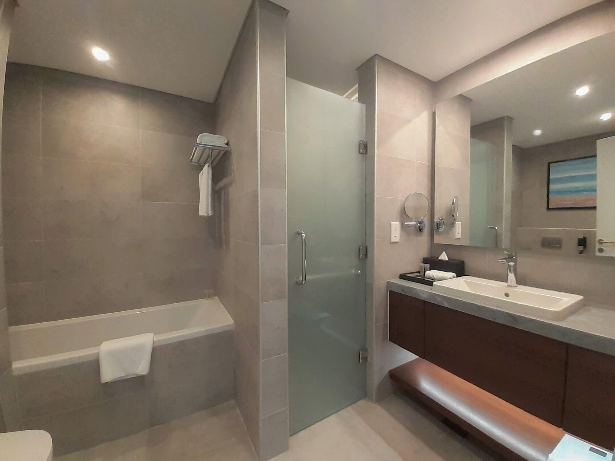 Somerset West Bay Doha Kültér fotó Bathroom