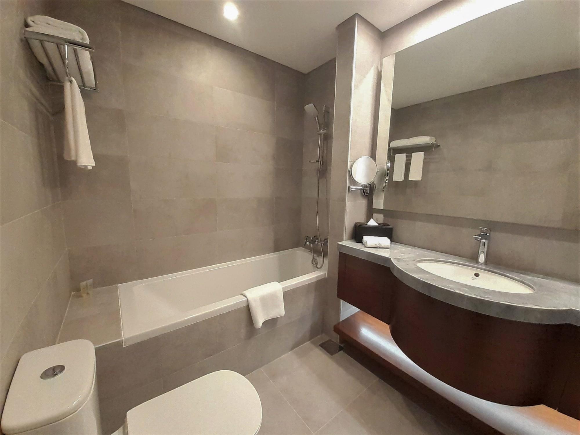 Somerset West Bay Doha Kültér fotó Bathroom of a hotel room