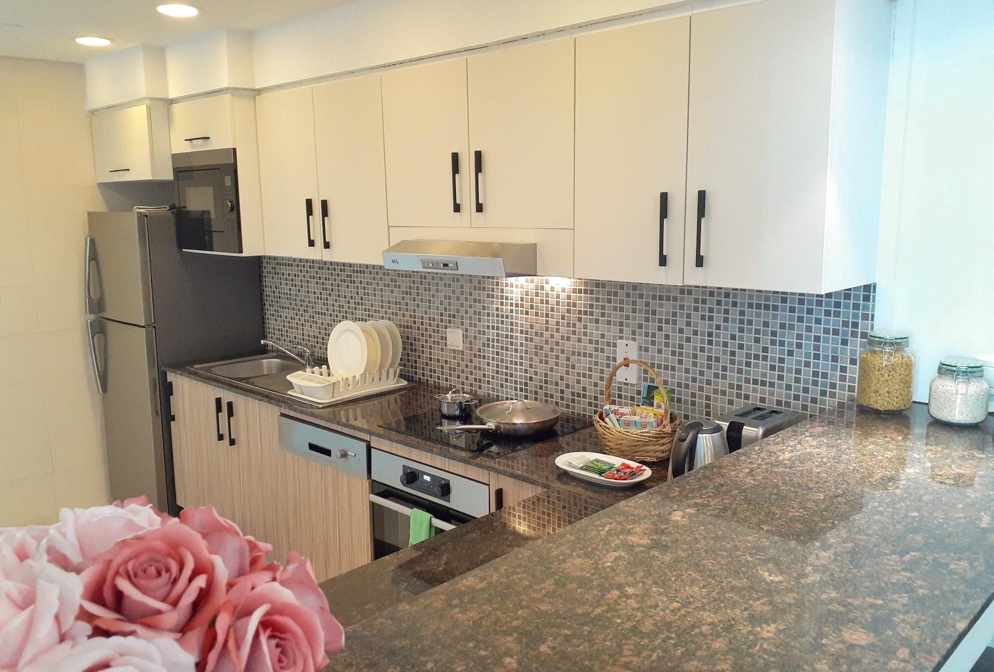 Somerset West Bay Doha Kültér fotó A kitchen in a condominium