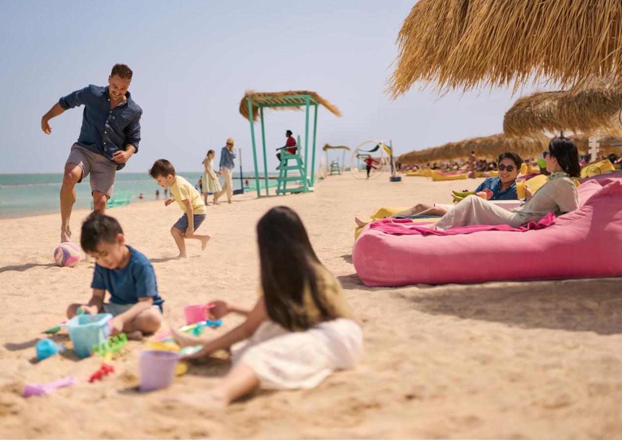 Somerset West Bay Doha Kültér fotó Families at the beach