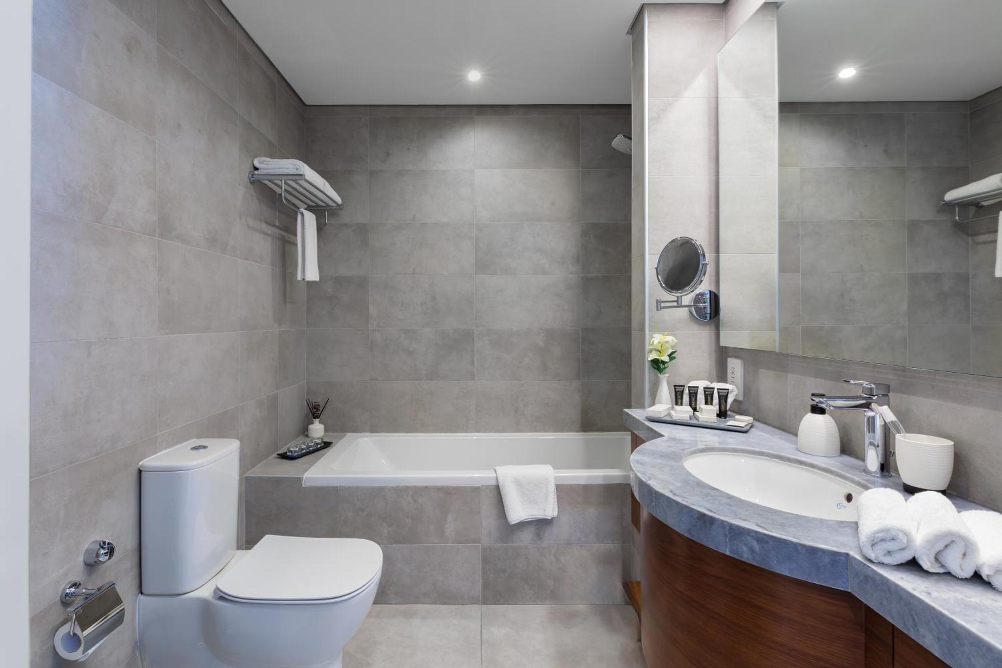 Somerset West Bay Doha Kültér fotó Bathroom