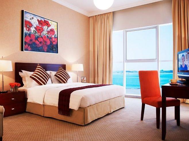 Somerset West Bay Doha Kültér fotó A bedroom in a hotel