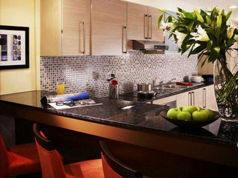 Somerset West Bay Doha Szoba fotó A kitchen at The Standard East Village